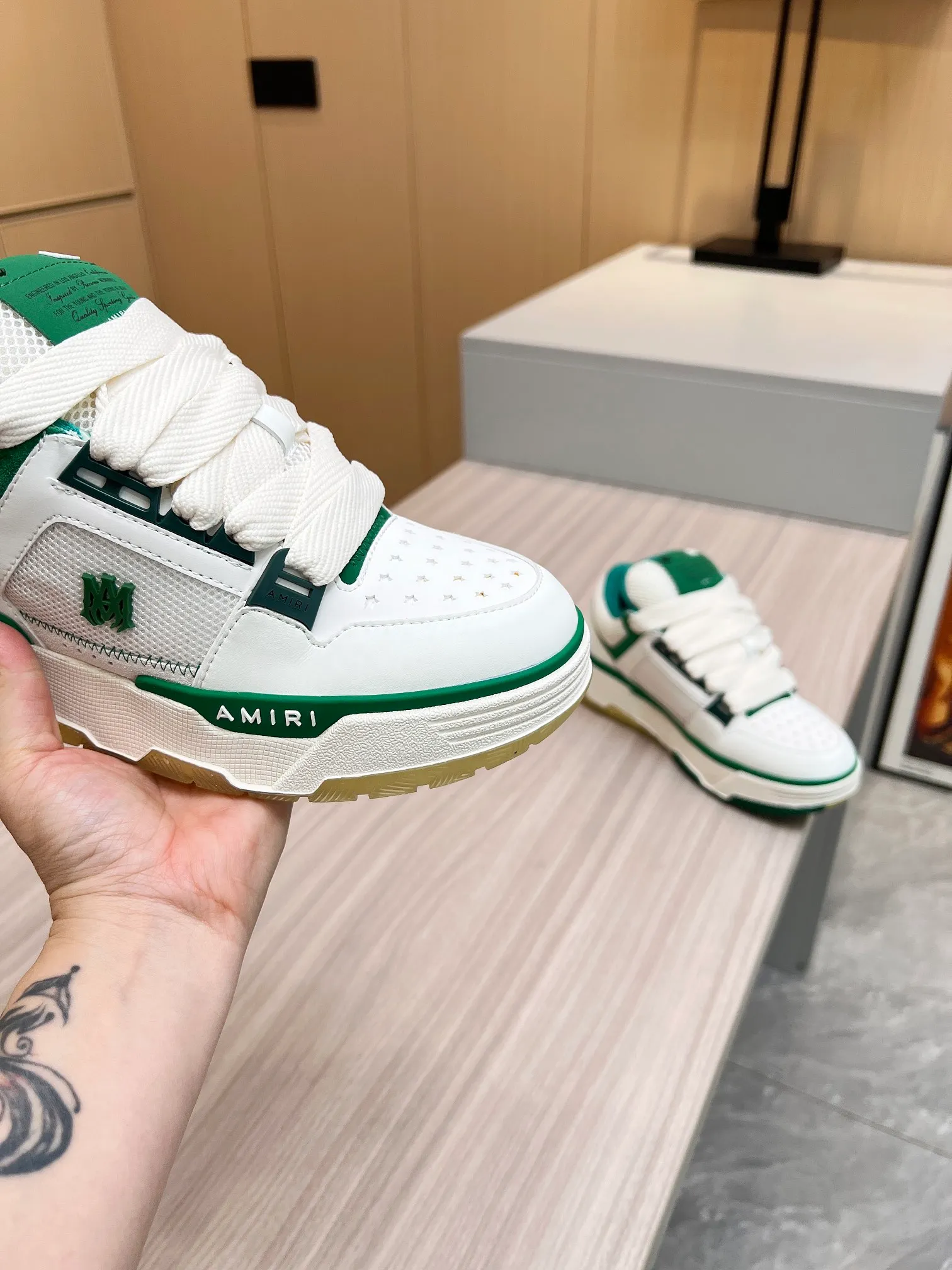 p620💰Men's shoes Amiri Emile's 2023 spring and summer new MA-1 bread shoes, couple models, casual sports shoes, sneakers Amiri gave up the rock punk style in the new season and used a large number of unsaturated colors, Morandi tones, whether you see or wear them, it will make people very happy. The large tongue of the bread shoes continues, shortens the length of the shoe body, thickens the midsole, and the toe part is more rounded. Amiri's brand letters and MA logo appear on the side of the shoe. Fabric: Original customized imported first-layer cowhide + mesh. Lining: Original customized breathable towel lining. Outsole. Foam combination material. Bottom thickness: 4CM. Size: Men's 39-45